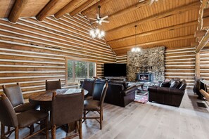 Interior - Mountain Escape Lodge (Victor)