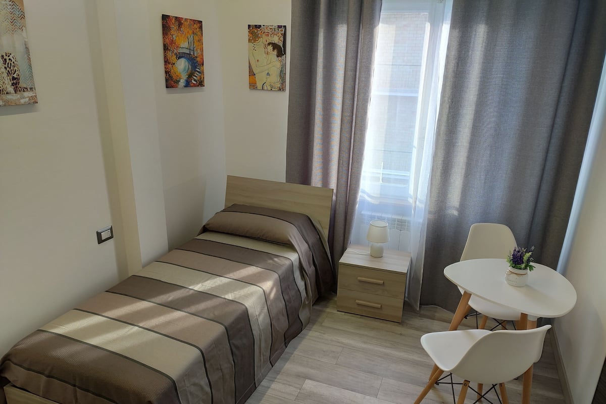 Singola Exclusive | Copriletto in piuma, materassi in memory foam, una scrivania