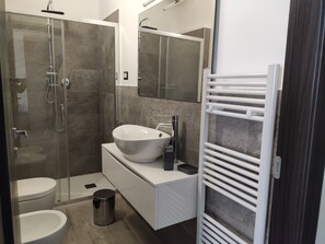 Deluxe Double Room | Bathroom | Shower, rainfall showerhead, hair dryer, bidet