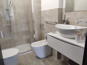 Exclusive-Einzelzimmer | Badezimmer | Dusche, Regendusche, Haartrockner, Bidet