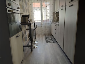 Geladeira grande, micro-ondas, fogão, cooktop