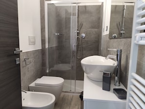 Quarto casal luxo | Banheiro | Chuveiro, chuveiro com efeito de chuva, secador de cabelo, bidê