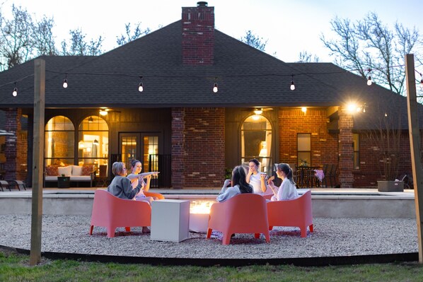 Terrace/patio - Lux Stay | Pool, Hot Tub & Firepit | Sleeps 19 (Fort Worth)