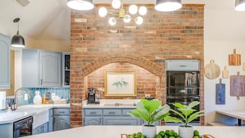 Kylskåp, mikrovågsugn, ugn och spishäll