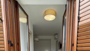 A hotel room with a bed, a desk, and a chair. - CASALE CONTI (Castellabate)