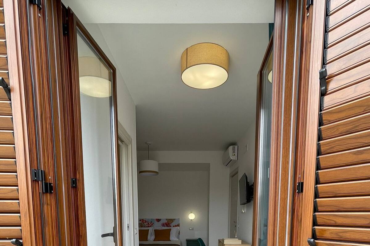 Ein Hotelzimmer mit einem Bett, einem Schreibtisch und einem Stuhl.