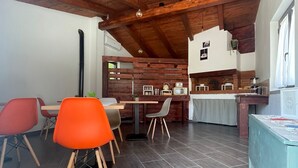 A spacious dining area with a high wooden ceiling, a kitchen with modern appliances, and a tiled floor. - CASALE CONTI (Castellabate)