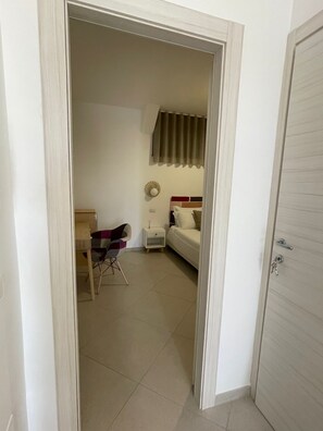 Familierom, 1 soverom | Safe på rommet, skrivebord og skrivebord for bærbar PC