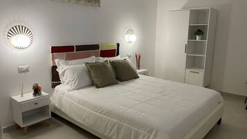 Caja de seguridad en la habitación y escritorio