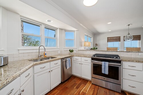 4BR Waterfront Home + Private Pier Access