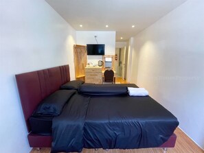 Deluxe King Room | Frette Italian sheets, premium bedding, free minibar items