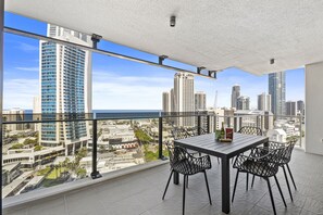 Outdoor dining - mantra circle on cavill level14 ocean and river veiw amazing veiws & city centre (Surfers Paradise)