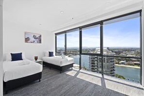 3 bedrooms, iron/ironing board, WiFi, bed sheets - mantra circle on cavill level ocean and river veiw amazing veiws & city centre (Surfers Paradise)