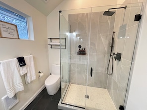 Douche, sèche-cheveux, serviettes fournies, savon