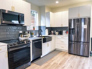 Refrigerador, microondas, horno y parrilla de estufa 