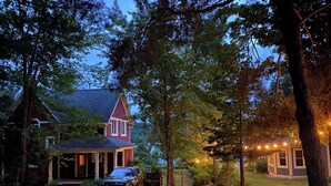 A house with a covered porch, a driveway, and a car parked in front. - La Chaumiere - Lakefront & Private Beach (Pohénégamook)