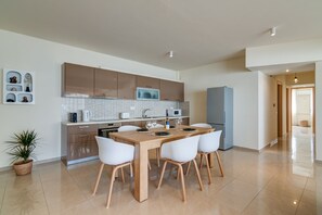 Kylskåp, mikrovågsugn, ugn och spishäll