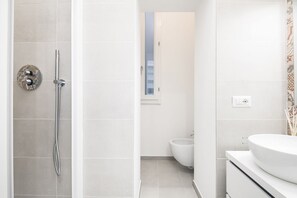 Dusche, Haartrockner, Bidet, Handtücher