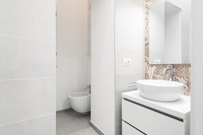 Shower, hair dryer, bidet, towels