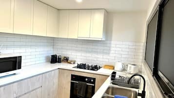 Réfrigérateur, micro-ondes, four, plaque de cuisson