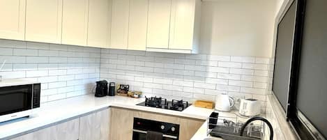 Refrigerador, microondas, horno y parrilla de estufa