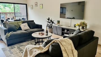 Smart TV, books, stereo