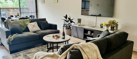 Smart TV, books, stereo