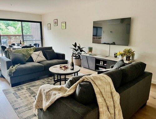 Stylish & Central Healesville Apartment with Leafy Views & Balcony