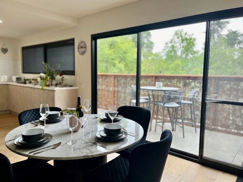 Stylish & Central Healesville Apartment with Leafy Views & Balcony