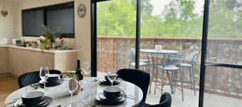 Stylish & Central Healesville Apartment with Leafy Views & Balcony