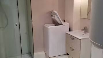 Chuveiro, toalhas de banho