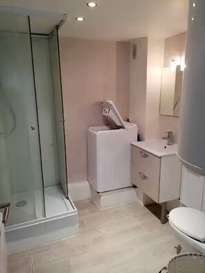 Chuveiro, toalhas de banho