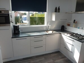 Oppvaskmaskin, kaffetrakter/tekoker og spisebord