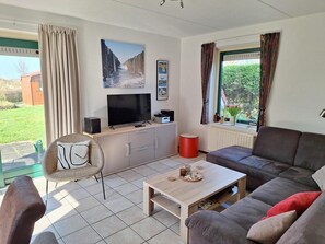 TV - Type Zeemeeuw  located at the Schoneveld holiday park  is a tough holiday home with great comfort (87 m2). Around the House there is a garden with driveway for the car. (Breskens)