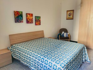 2 quartos, ferros/tábuas de passar roupa, roupa de cama