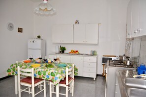 Refrigerador, horno, parrilla de estufa y cafetera y tetera 