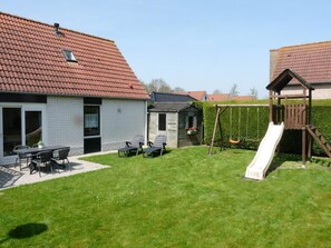 Children’s area - Breskens Vakanties , Holiday park Schoneveld Stern 246 . The holiday home has a spacious garden and a driveway for your car. (Breskens)