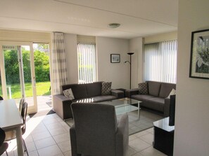 TV - For a detached house with privacy if you choose type Stern located at the Schoneveld holiday park. The House has a nice garden and a driveway for your car. (Breskens)