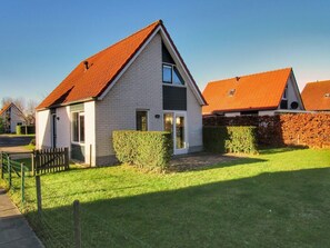 Exterior - For a detached house with privacy if you choose type Stern located at the Schoneveld holiday park. The House has a nice garden and a driveway for your car. (Breskens)