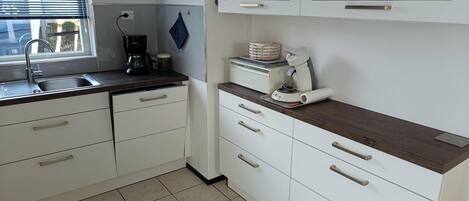 Opvaskemaskine, kaffe-/temaskine, spisebord