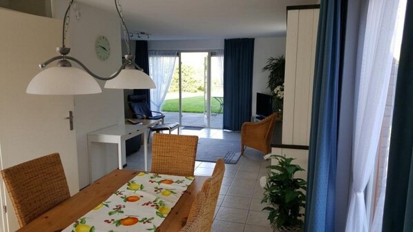 Interior - A detached 6-person bungalow with approx. 102m2 of living comfort and a lovely garden with covered terrace right by the water. (Breskens)