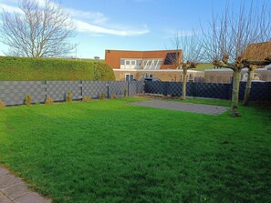 Property grounds - A detached 6-person bungalow with approx. 102m2 of living comfort and a lovely garden. (Breskens)