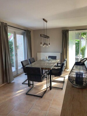 Dining - A detached 6-person bungalow with approx. 102m2 of living comfort and a lovely garden. (Breskens)
