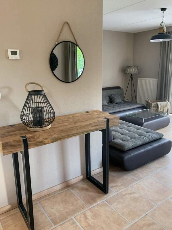 TV - A detached 6-person bungalow with approx. 102m2 of living comfort and a lovely garden. (Breskens)