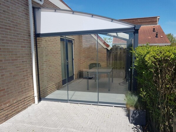 Outdoor dining - A detached 6-person bungalow with approx. 102m2 of living comfort and a lovely garden, covered terrace right by the water. (Breskens)