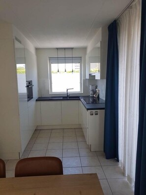 Fridge, dishwasher, coffee/tea maker, dining tables - A detached 6-person bungalow with approx. 102m2 of living comfort and a lovely garden, covered terrace right by the water. (Breskens)