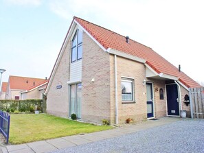 Exterior - A detached 6-person bungalow with approx. 102m2 of living comfort and a lovely garden, covered terrace right by the water. (Breskens)