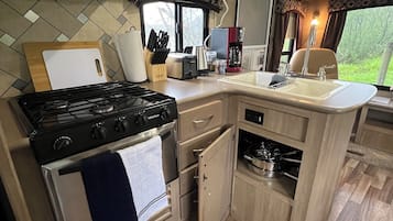 Microondas y placa de cocina