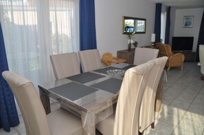 Dining - Breskens Vakanties - Strandpark Scheldeveste Zwin 167. This detached 6-person holiday bungalow with approx. 102m2 of living comfort and a spacious garden. (Breskens)