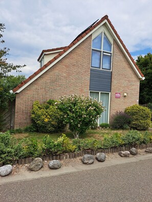 Exterior - Breskens Vakanties - Strandpark Scheldeveste Zwin 167. This detached 6-person holiday bungalow with approx. 102m2 of living comfort and a spacious garden. (Breskens)